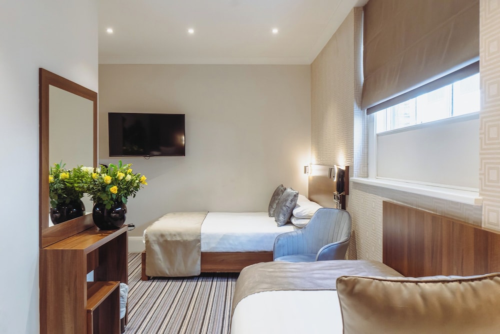 Triple Room (1 single, 1  double bed)