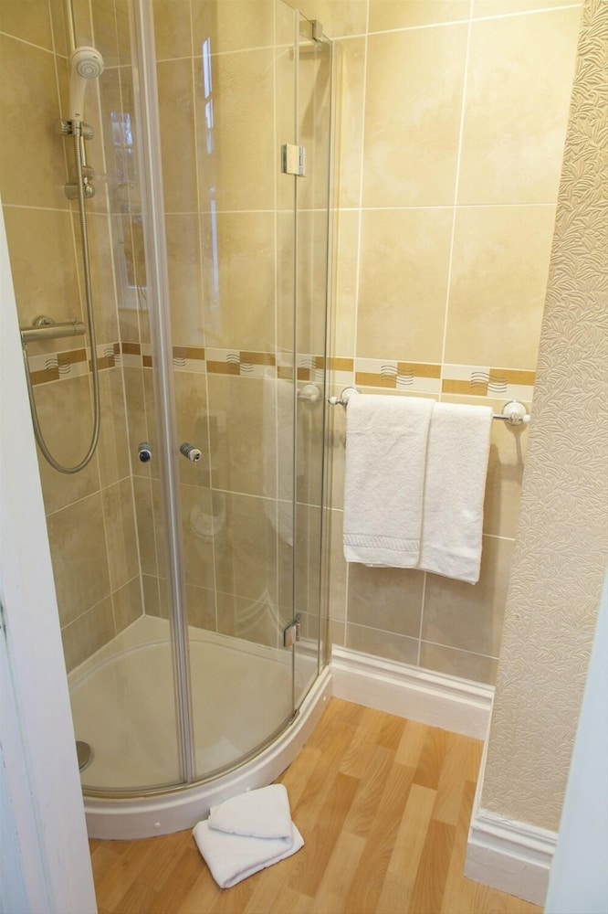 Gatwick Turret Guest House 45/45