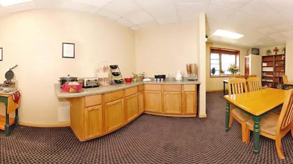 Econo Lodge Inn & Suites Waterloo Downtown 6/30