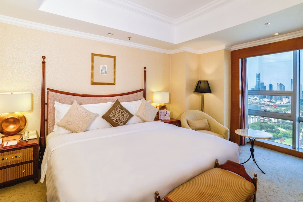 Premium, King Bed, Attraction View, Club Floor