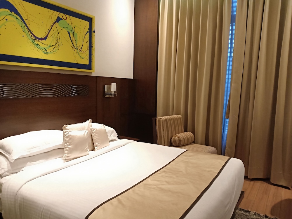ROOM, QUEEN BED