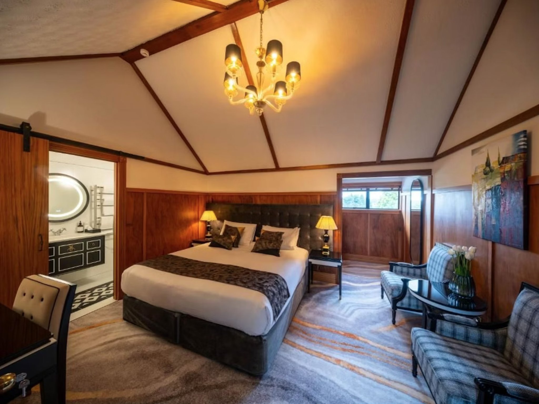 LODGE, KING BED