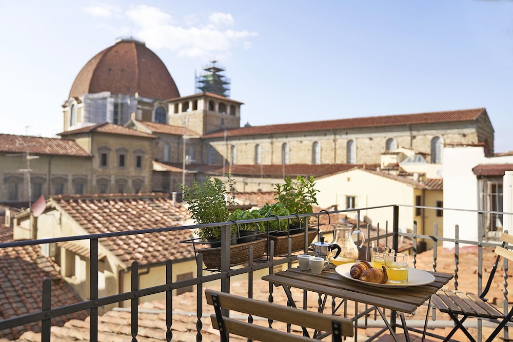 A Few Steps to The Duomo Amazing 4BD Apt 18/20