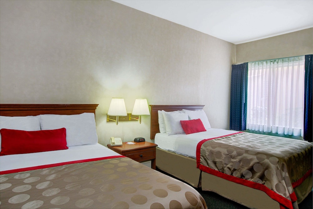 Ramada by Wyndham Hawthorne LAX / LA Stadium 8/38