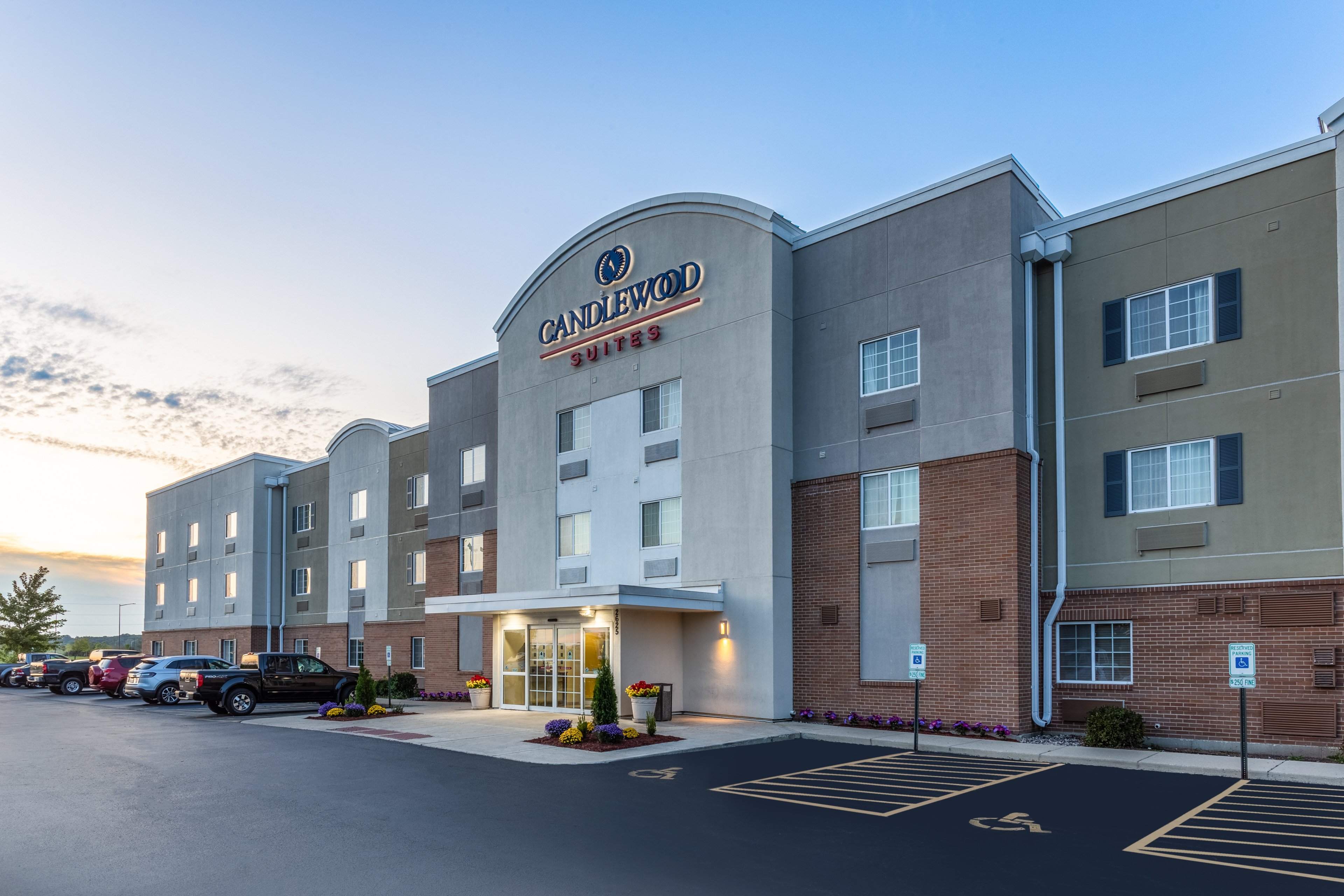CANDLEWOOD SUITES AURORA- NAPERVILLE 47/51