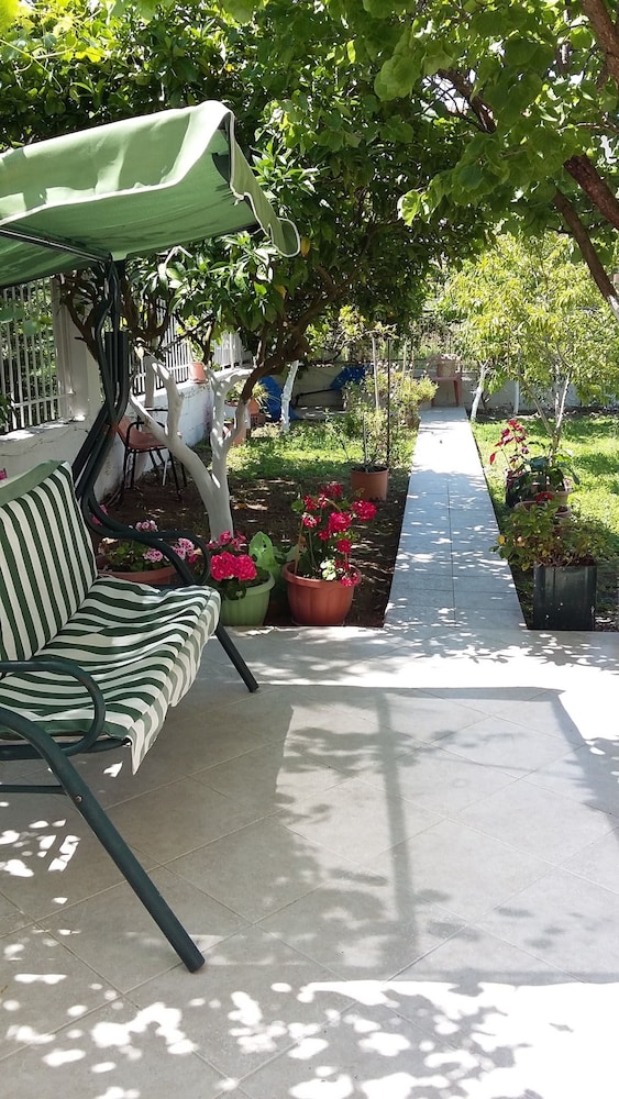 Elena's Garden 27/41