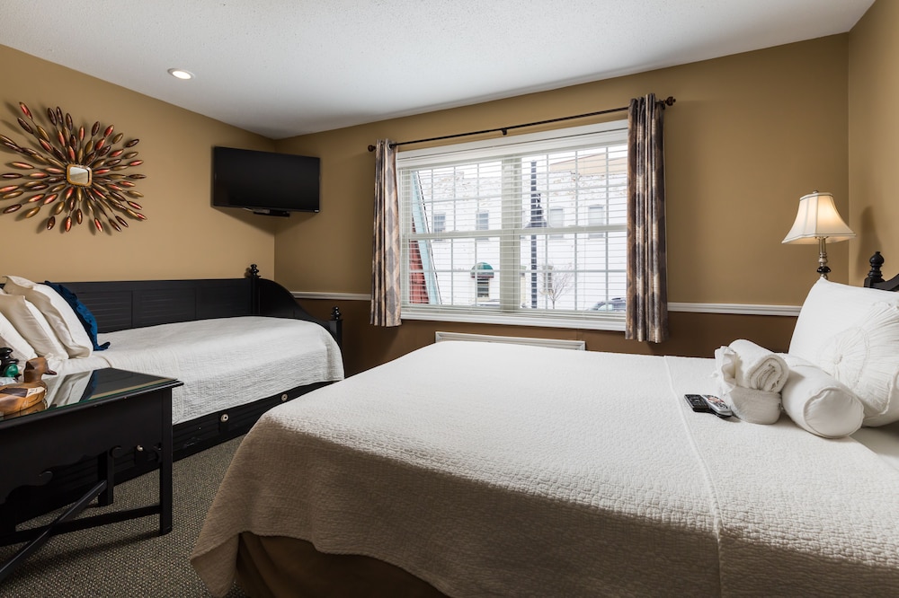 Downtown, 1 Queen and 1 Single Bed, Trundle Bed