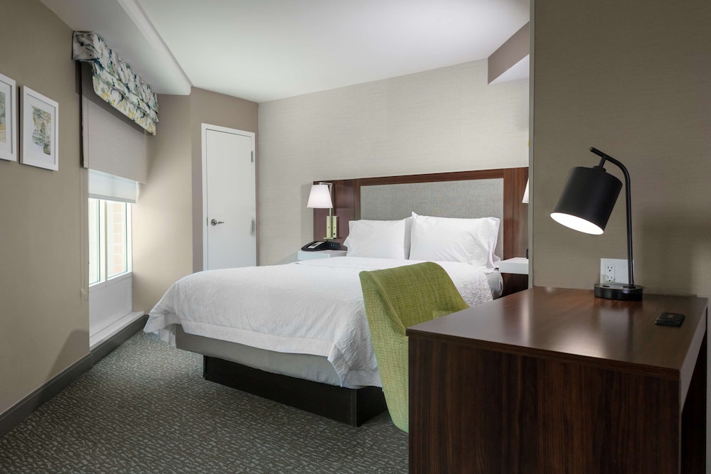 Hampton Inn & Suites Arlington Crystal City DCA 21/64