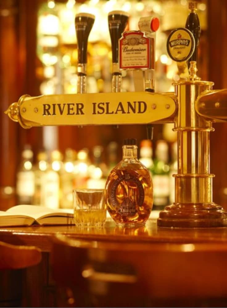 RIVER ISLAND HOTEL 4/37
