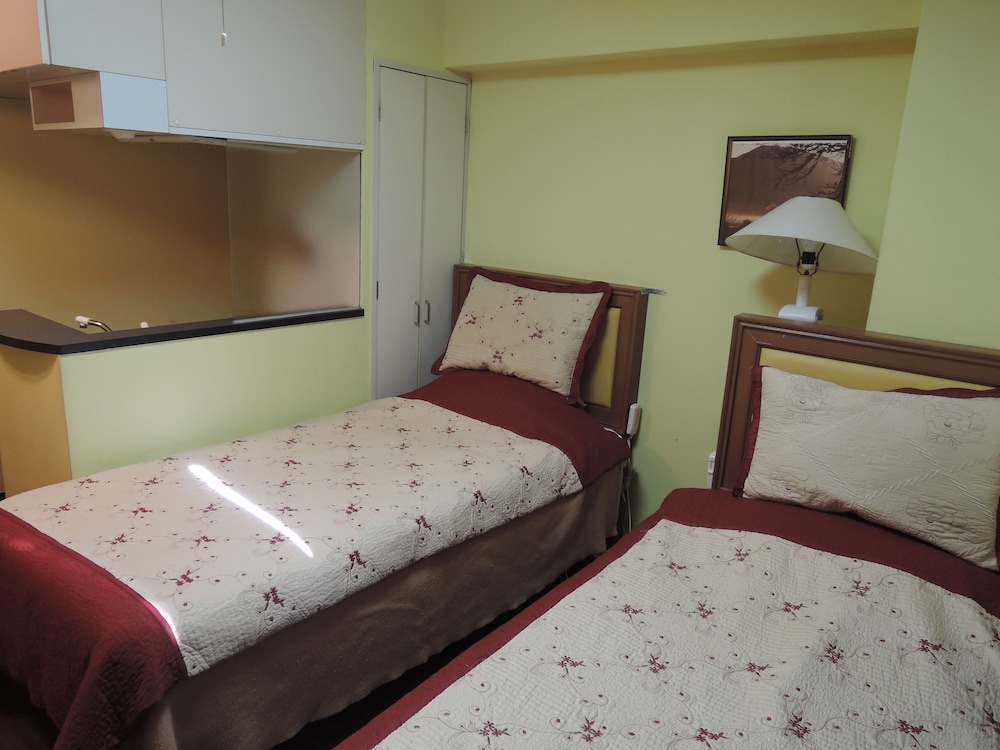ROOM, TWIN BEDS, SHARED BATHROOM