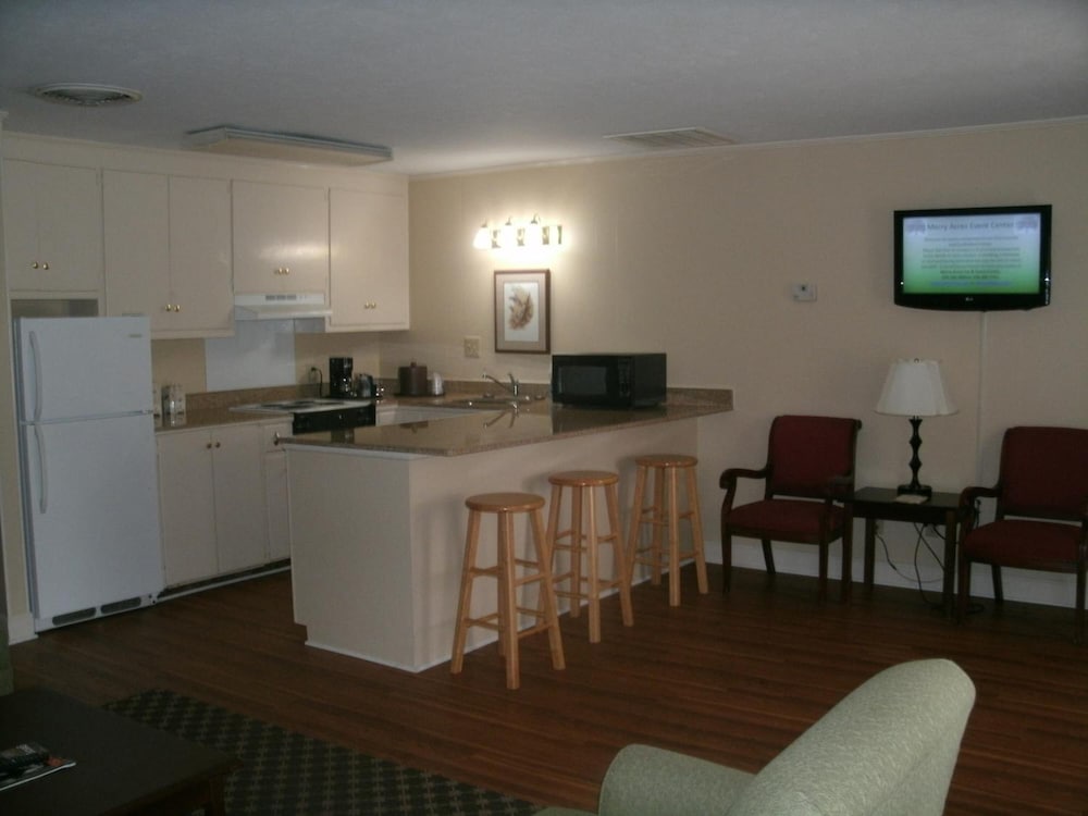 Merry Acres Inn 35/50