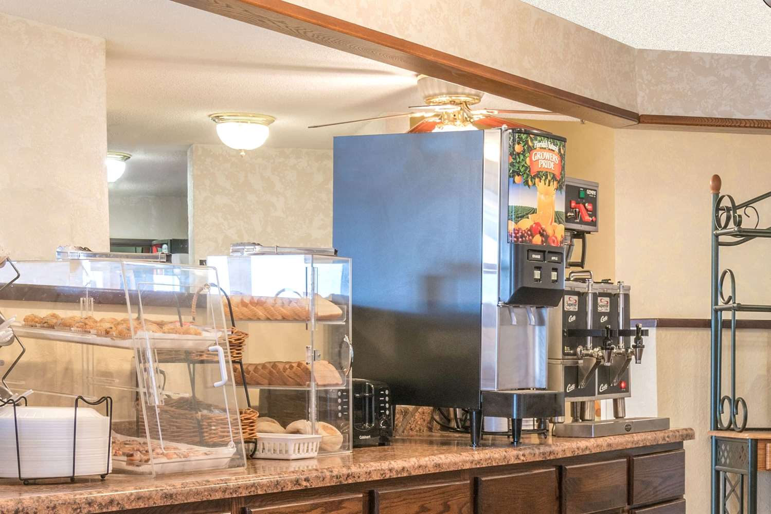 Howard Johnson By Wyndham West Fargo 8/21