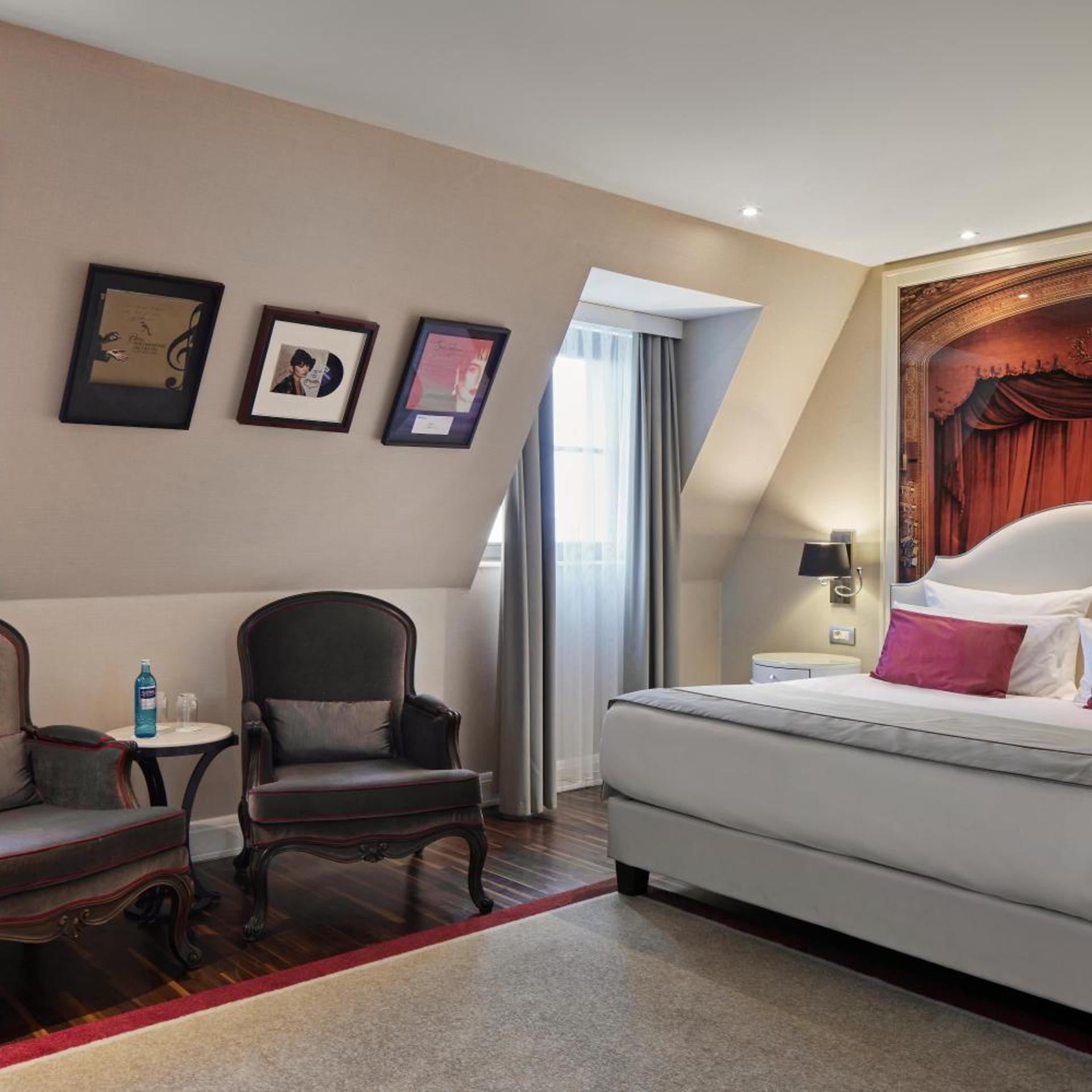 Sezen Aksu, Suite, King Bed