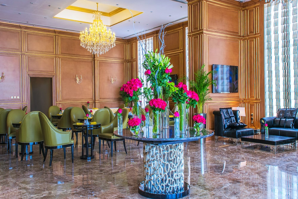 Strato Hotel By Warwick 27/28