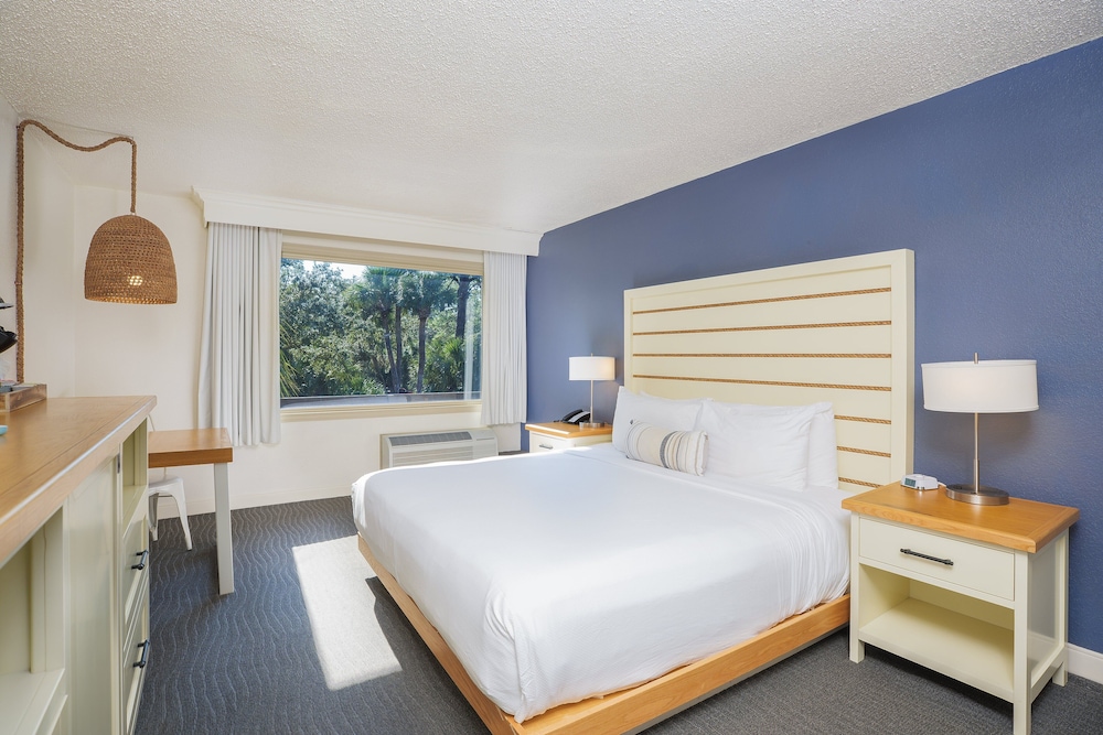 RESORT, KING BED