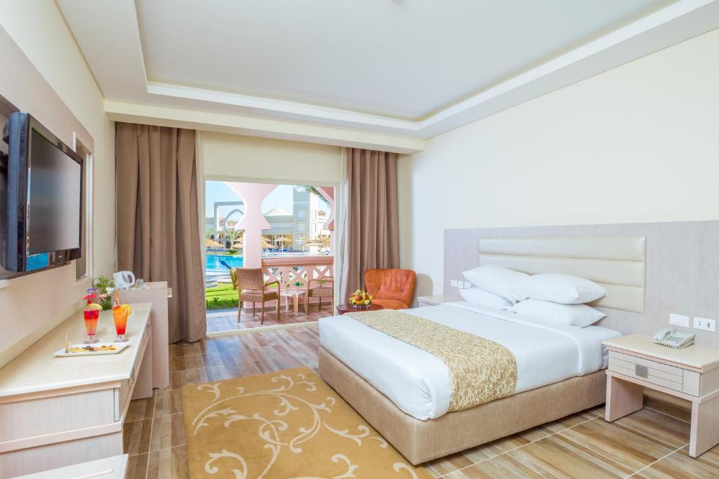 FAMILY POOL VIEW ROOM