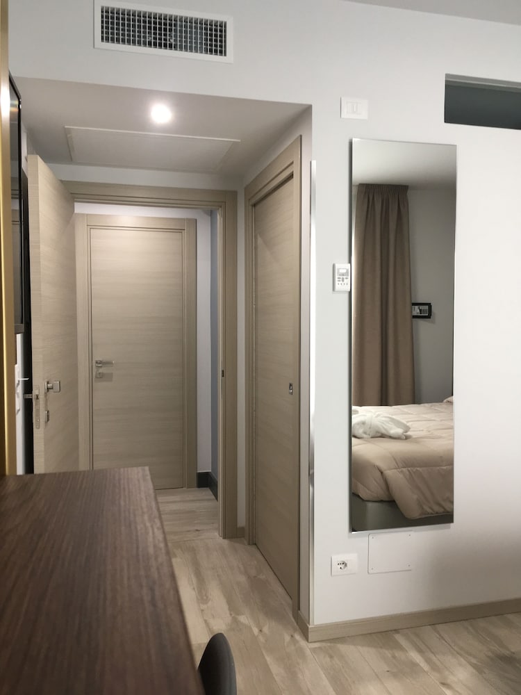 8 Room Hotel 52/80