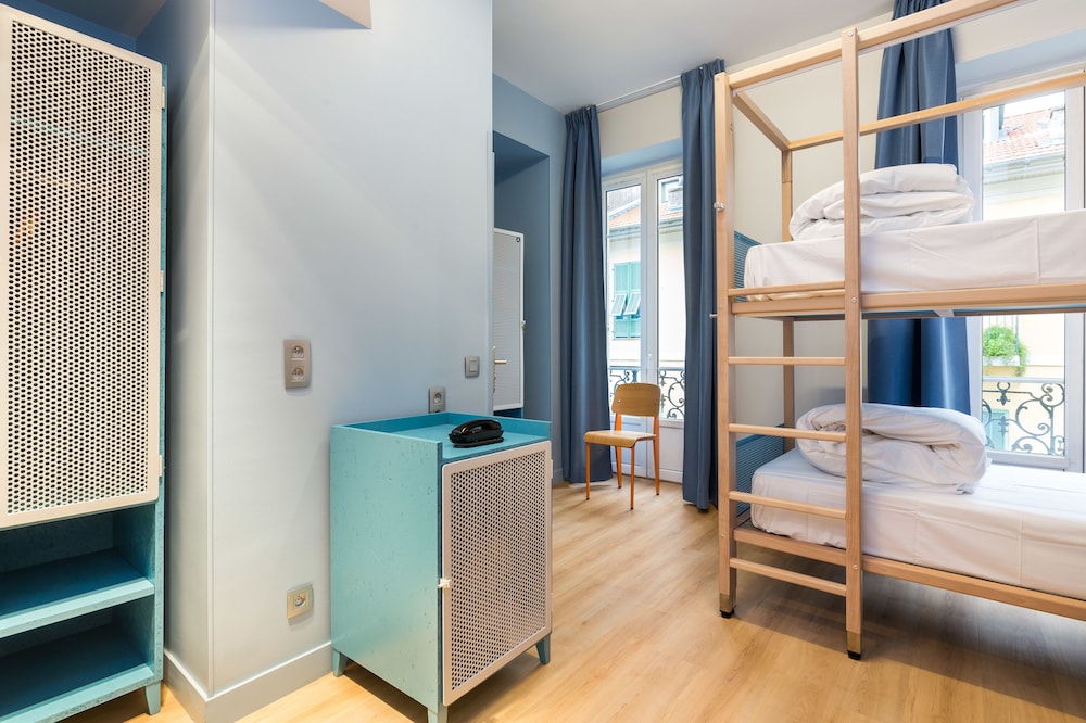 PRIVATE, MIXED DORM, 4 PEOPLE