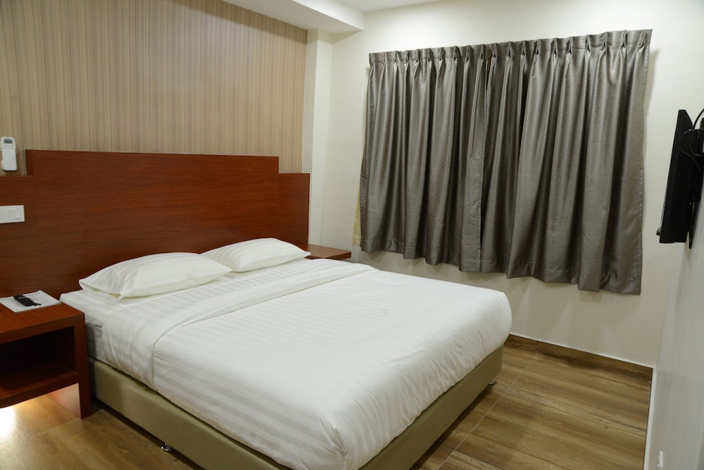 Elegant Hotel 14/45