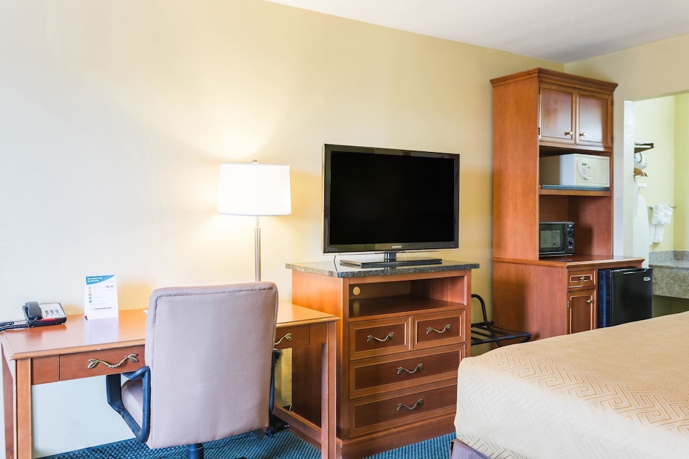 Econo Lodge White Pine Morristown I-81 & I-40 Split 17/37