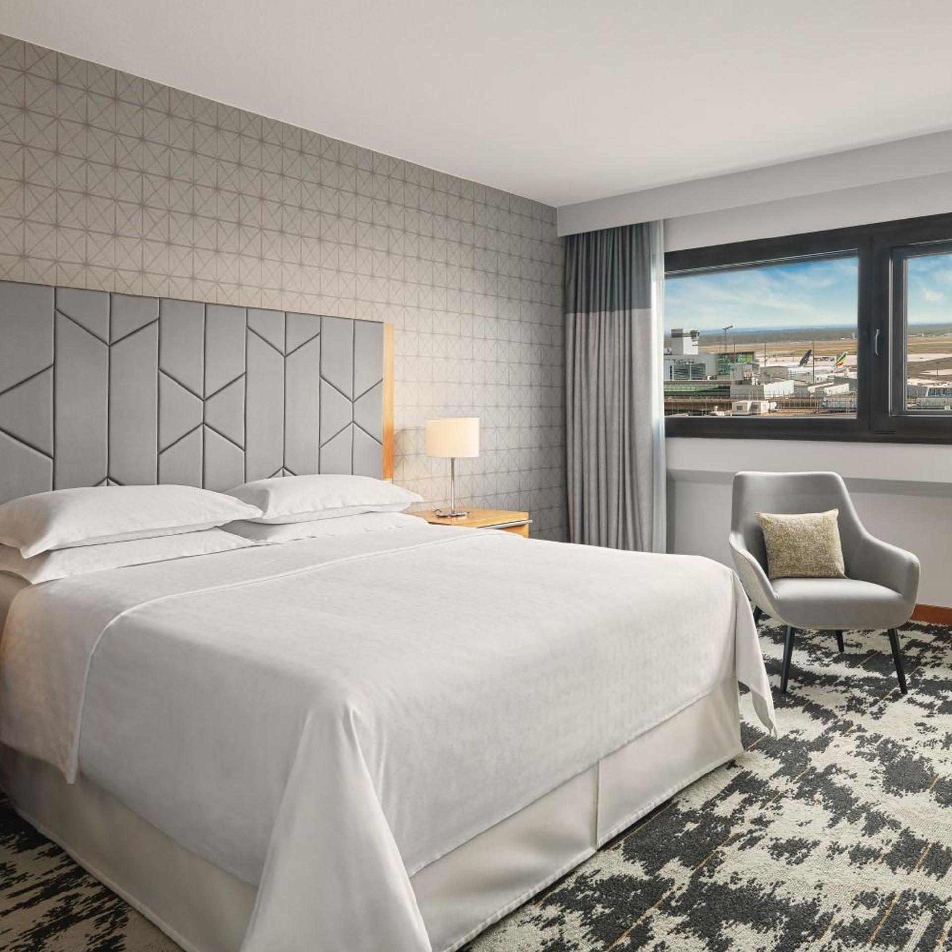 Sheraton, Club, Suite, King Bed, Club Lounge Access