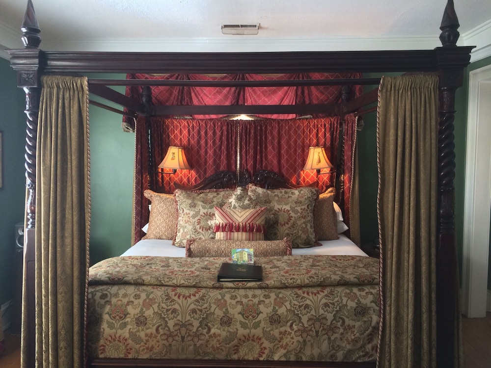 Inn at 835 Boutique Hotel 25/50