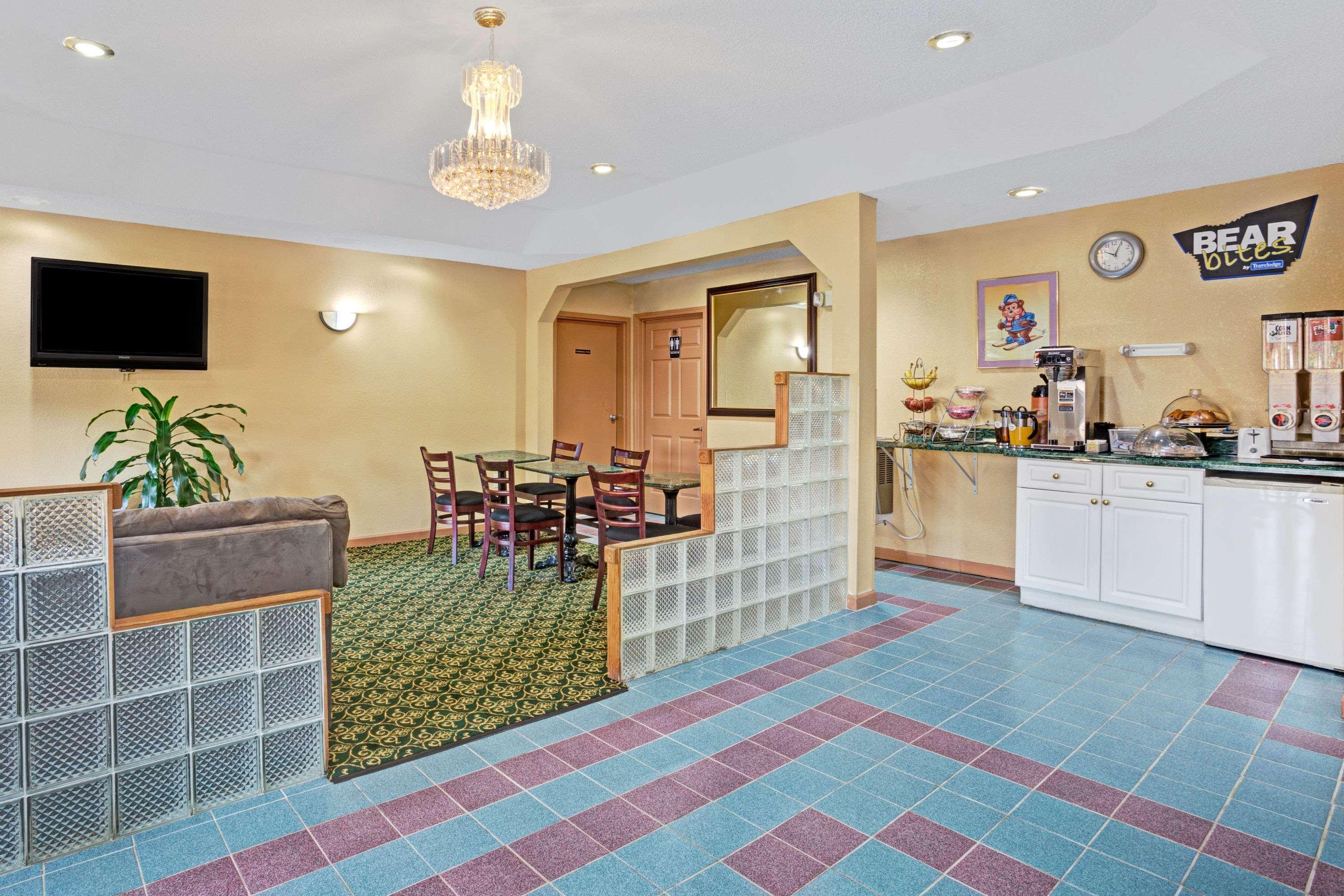 Travelodge By Wyndham Forest Park Atlanta South 7/27