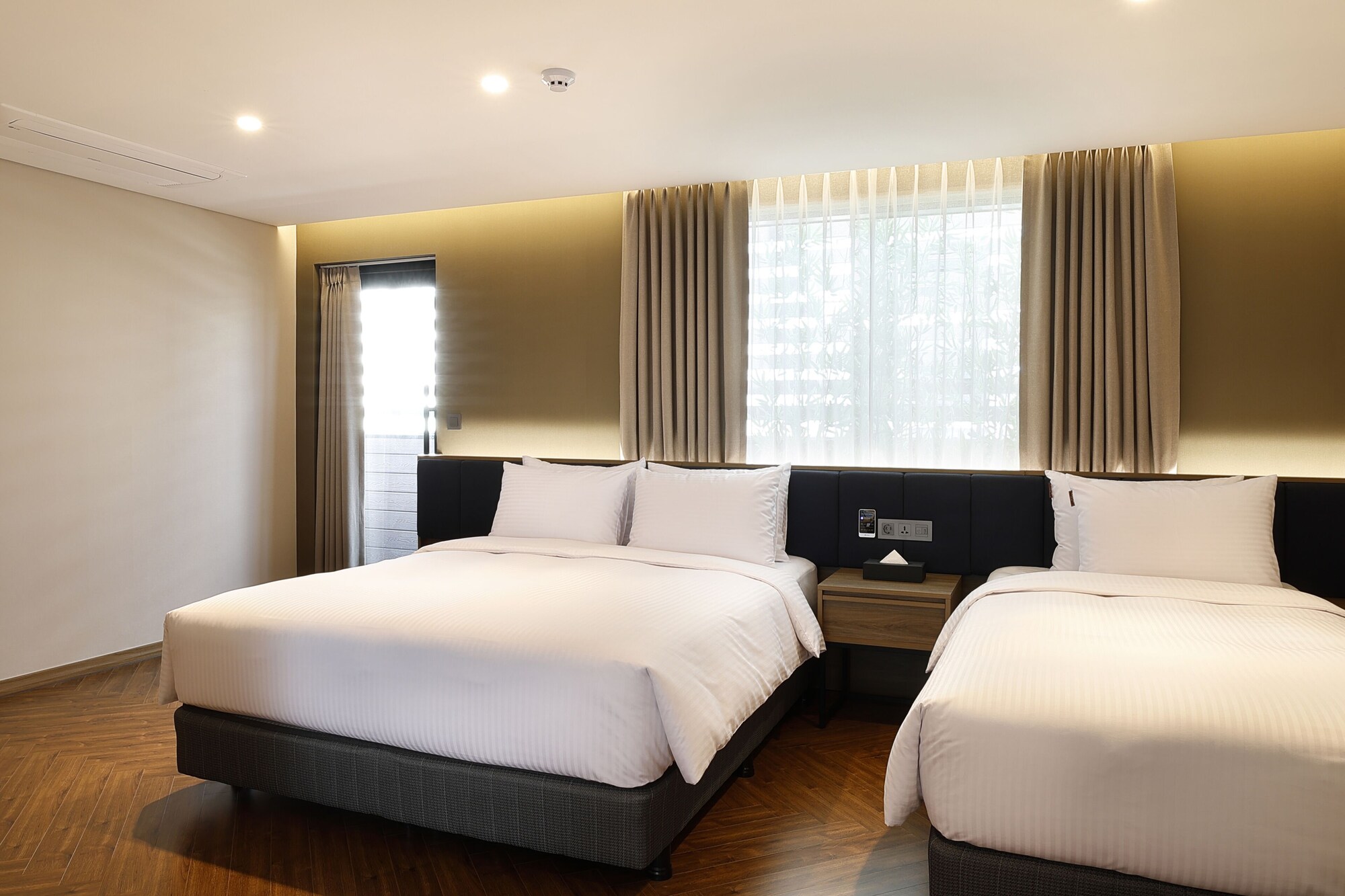 Royal, Pool, Suite, 1 Queen and 1 Single Bed