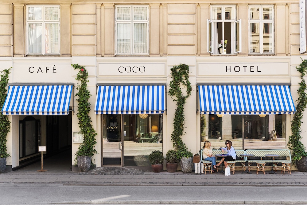 Coco Hotel 3/43