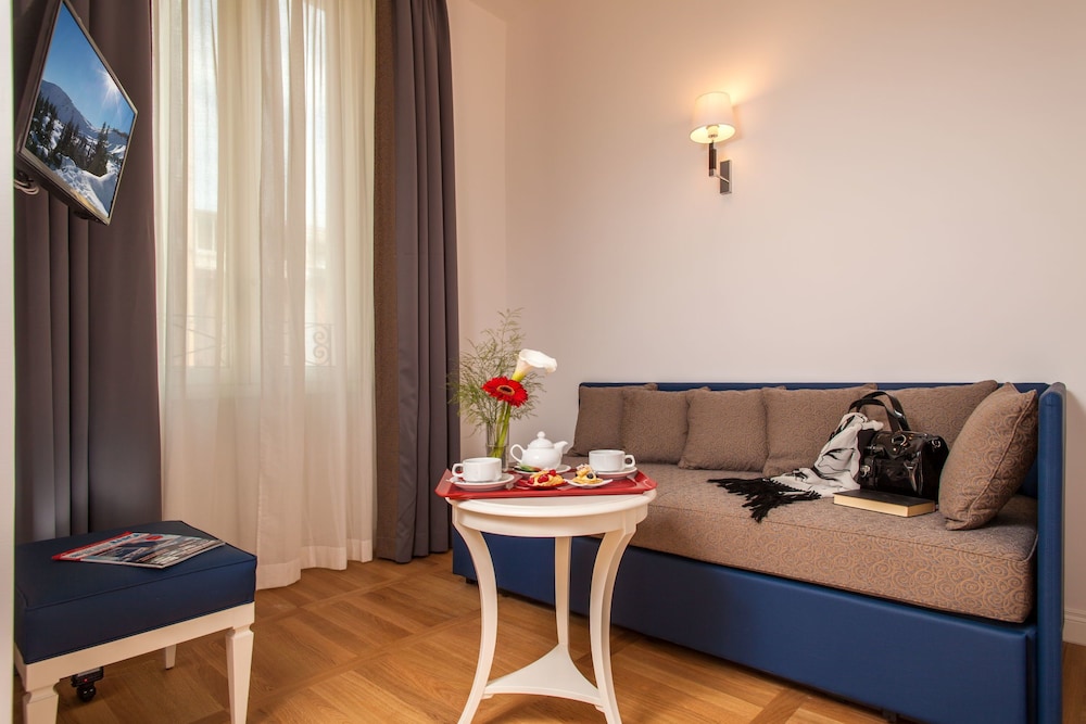 FLORIS HOTEL 52/73