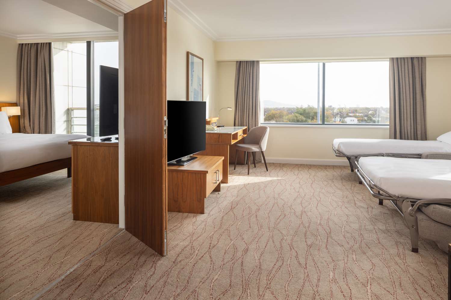 Suite, King Bed, Living Area 3/6