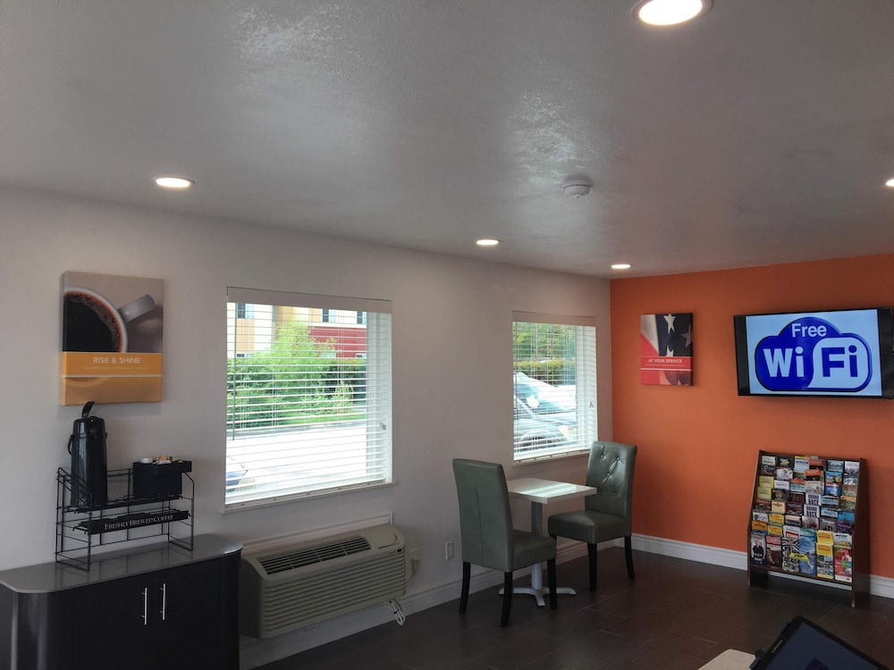 Motel6 Clute, TX 32/38