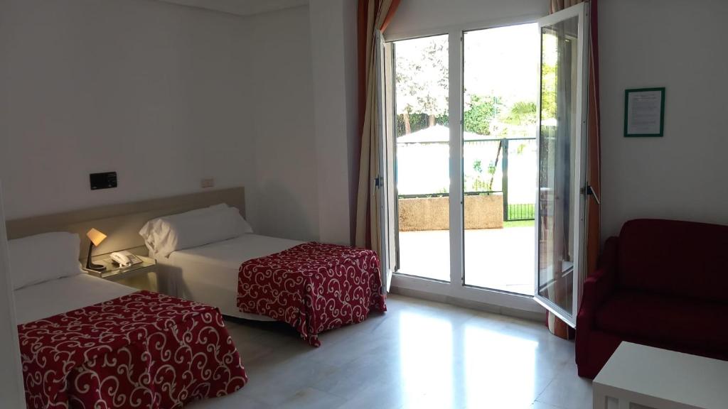 Studio, Pool Access