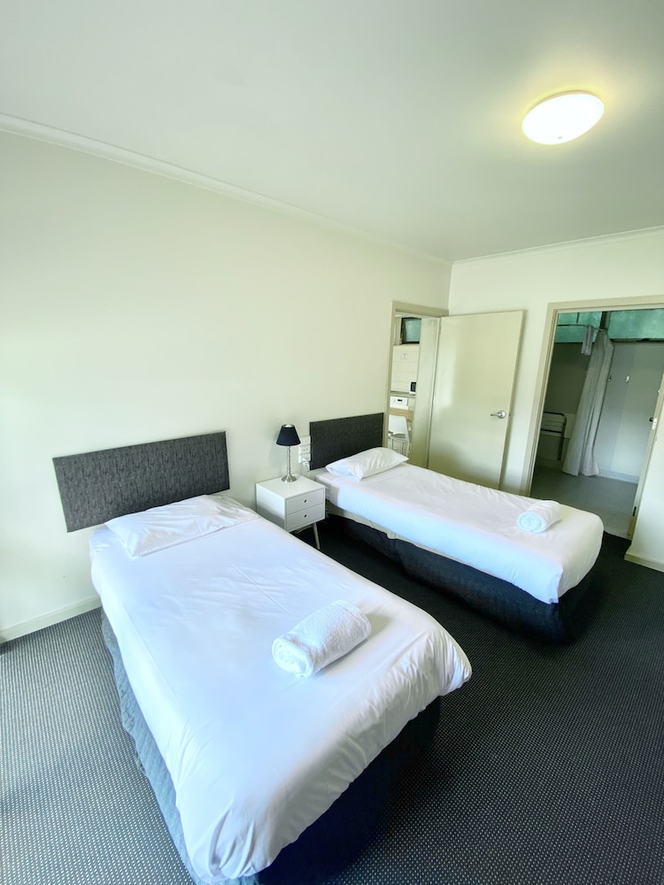 2 Bedrooms, Apartment, 1 Queen and 3 Single Beds
