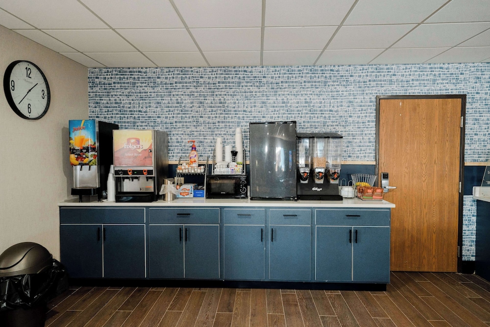 AmericInn by Wyndham Tomahawk 7/50