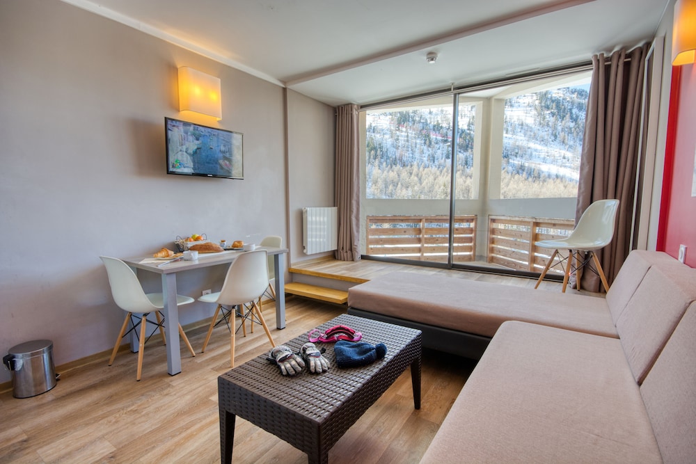 SOWELL RESIDENCES New Chastillon 54/76