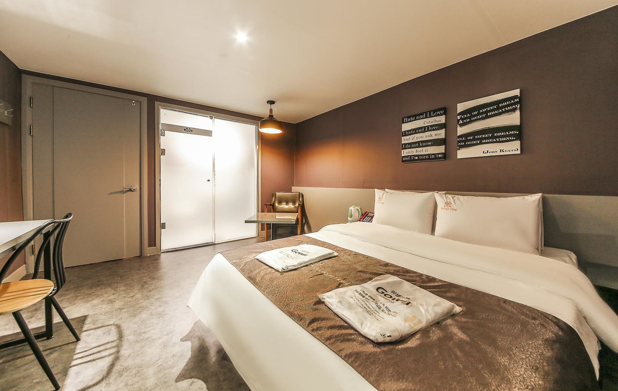 DELUXE, DOUBLE BED