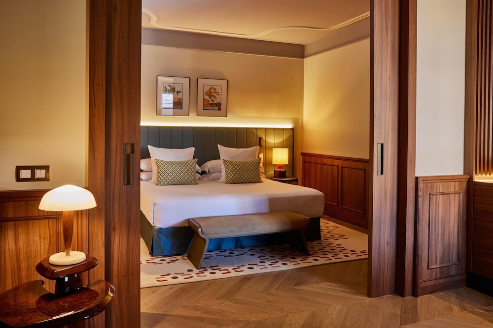 MASTER, SUITE