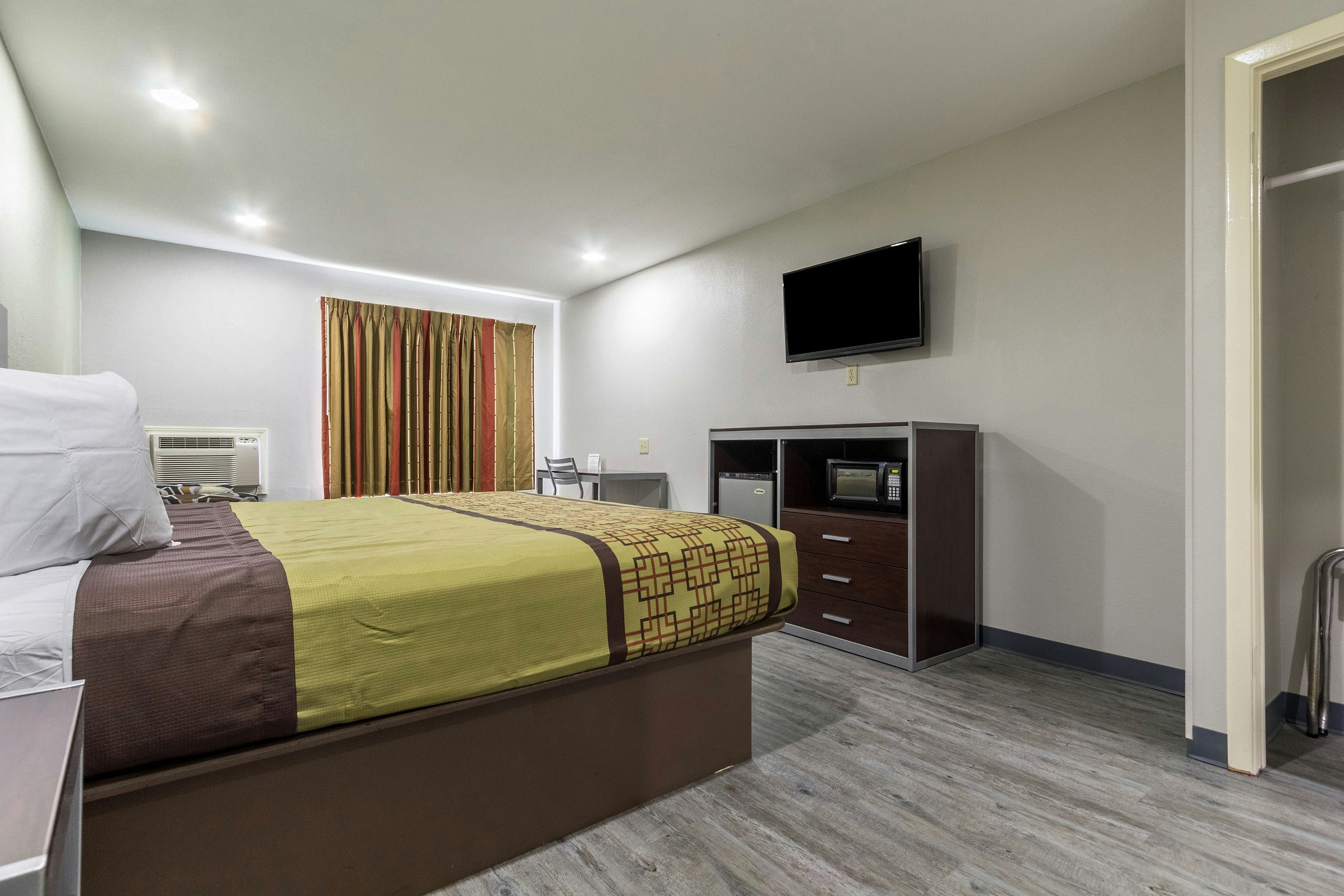 Scottish Inn and Suites Tomball TX 7/24