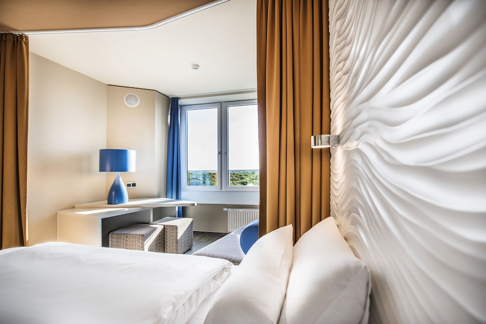 Suite, King Bed, Lateral Side Sea View, Sofa, Balcony