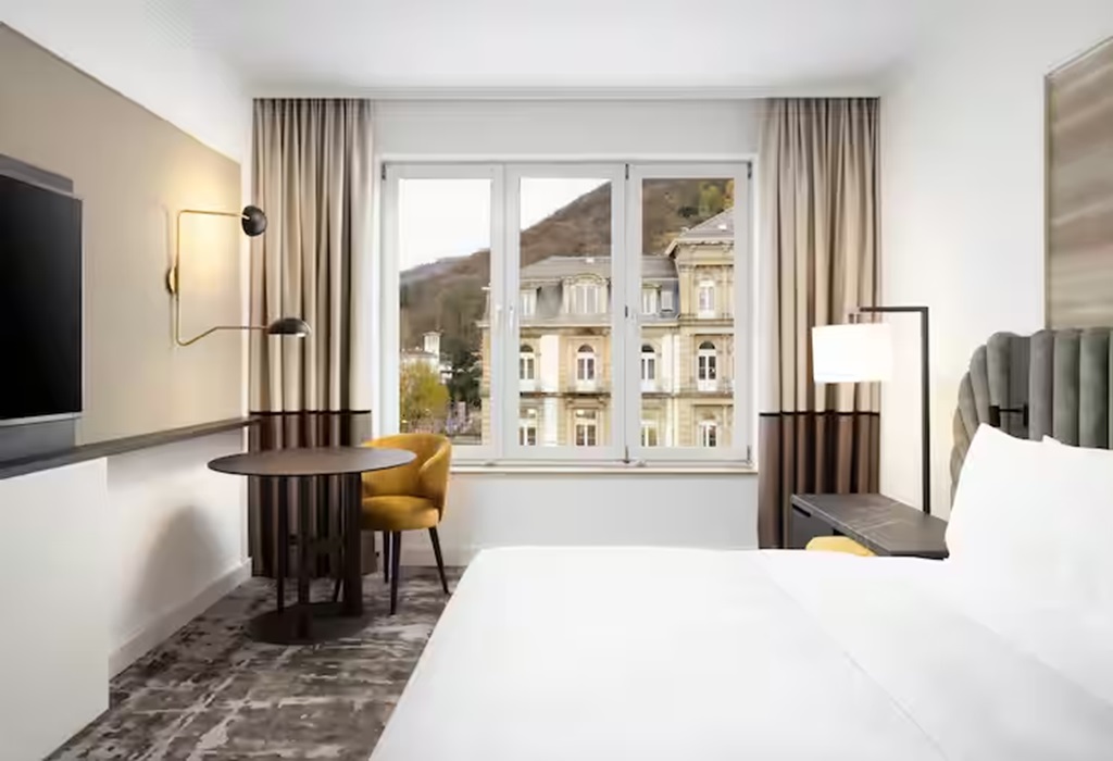 GUEST ROOM, KING BED