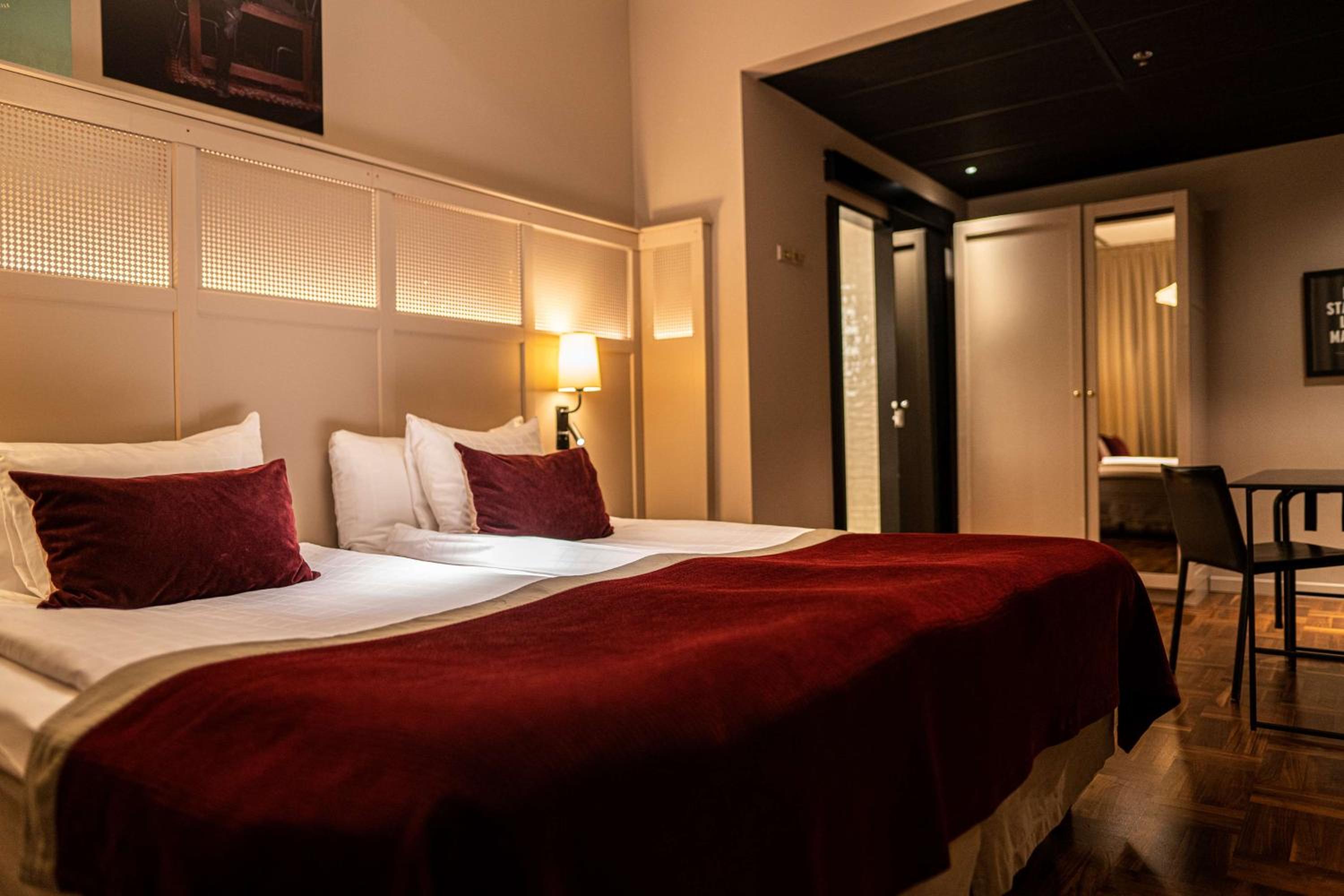 Room, Double Bed, No Window