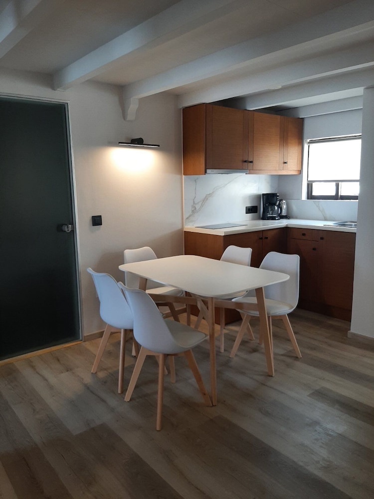 Elina Hotel Apartments 57/79