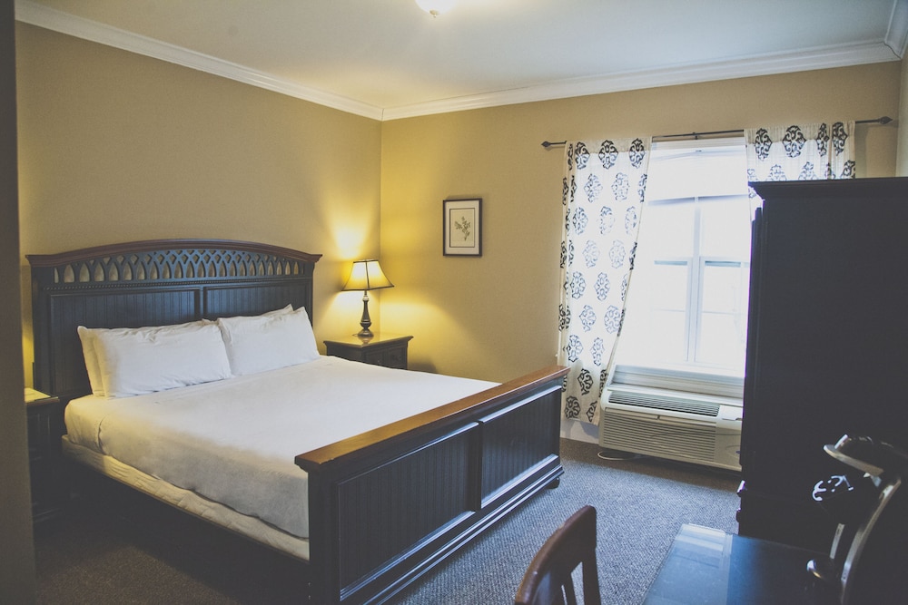 The Inn at Crestwood 10/65