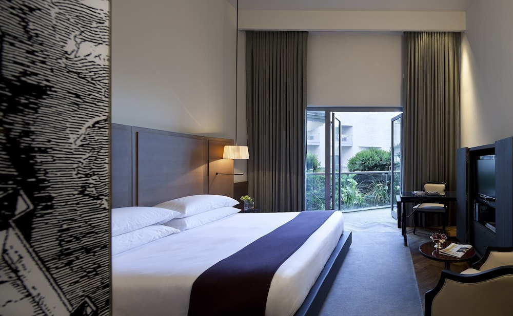 DELUXE, KING BED, PARTIAL OLD CITY VIEW, POOL VIEW