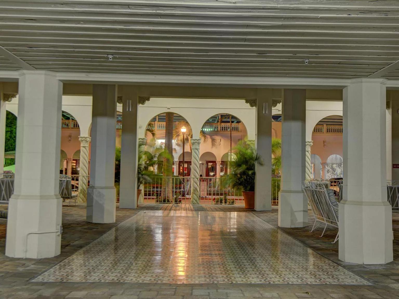 Hemingway Suites at Palm Beach Hotel Island 11/50