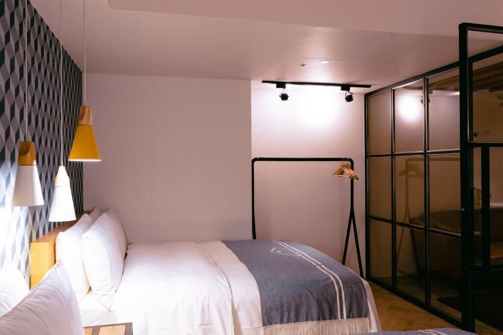 CITY, QUADRUPLE, 2 DOUBLE BEDS