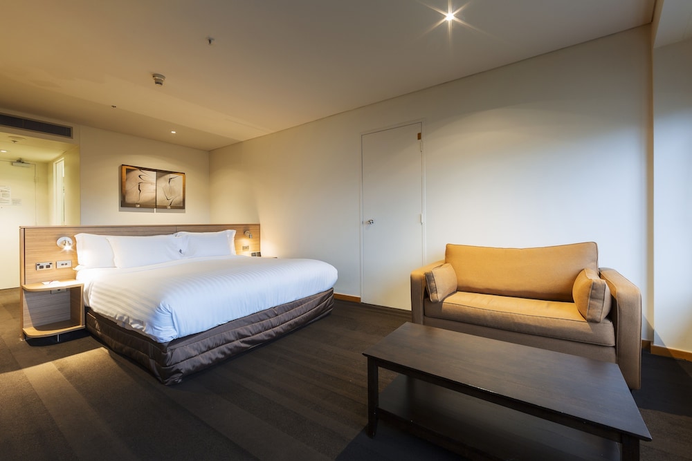 Crowne Plaza Canberra 13/81