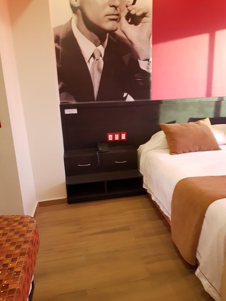 Hotel Hollywood 7/38