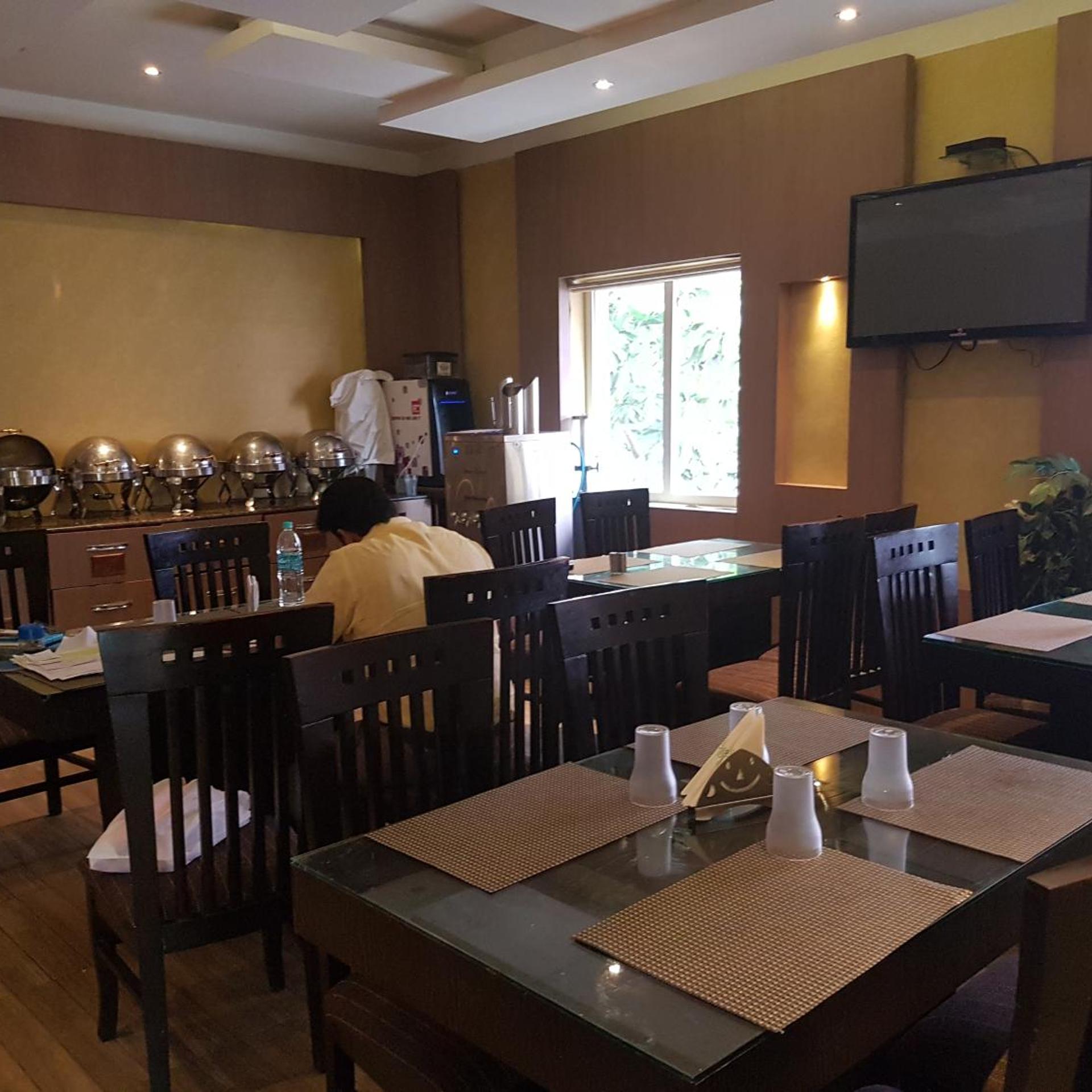 OYO Premium Avinashi Road Hope College 38/43